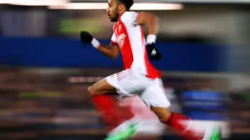 El delantero gabonés perdió la capitanía del equipo de Mikel Arteta por indisiciplina y aprovecharía para ir al Barcelona en enero.