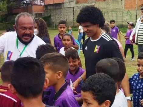 Eduard Bello visita a los niños del club que lo formó