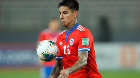 Érick Pulgar salió entre lágrimas. Se teme lesión en el tendón de Aquiles.