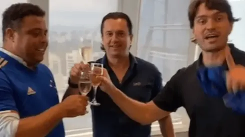 Ronaldo festeja su llegada a Cruzeiro