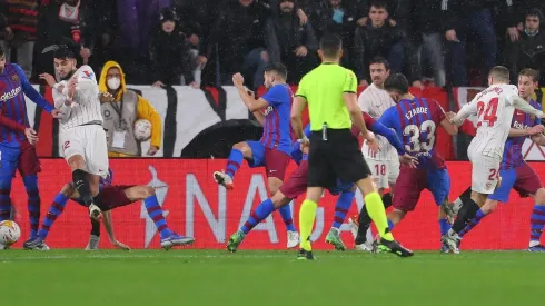 Intenso duelo bajo la lluvia