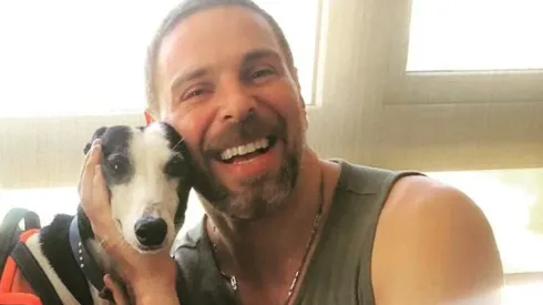 José Antonio Neme y uno de sus perritos.