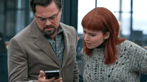 Leonardo DiCaprio y Jennifer Lawrence en No Mires Arriba, de Adam McKay.