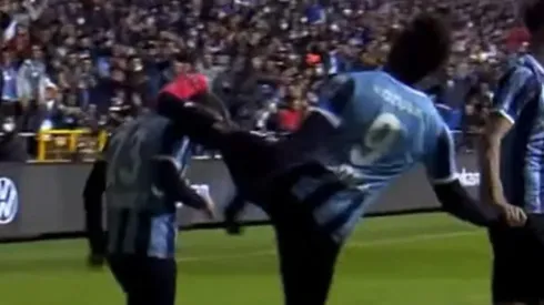 Balotelli con una extraña reacción en la celebración de un gol