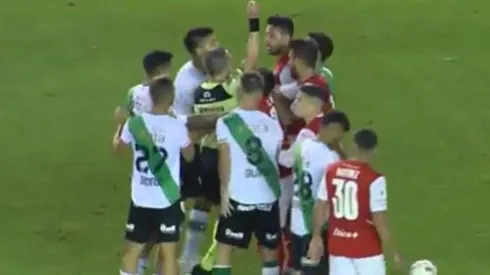 Insaurralde fue expulsado y se descargó ahorcando al árbitro