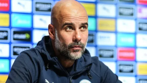 Pep Guardiola, el entrenador del Manchester City advierte que el uso de mascarilla y el desinfectante de mano son la clave para que siga el fútbol en Inglaterra.