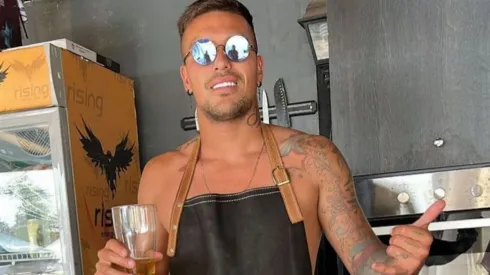 Javier Parraguez disfruta sus vacaciones junto a una parrilla