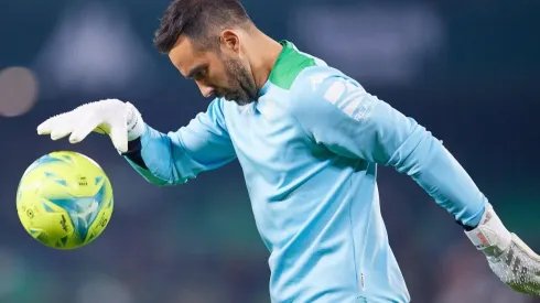 Claudio Bravo está en cuarentena, según informó su esposa, Carla Pardo.