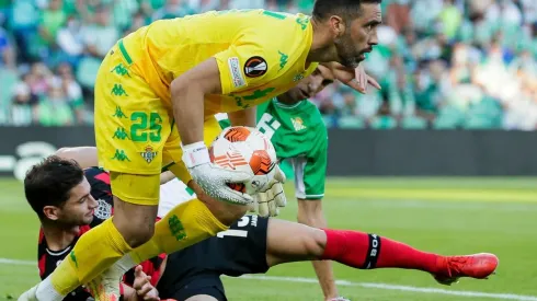 El portero chileno recibió el respaldo de los hinchas para seguir defendiendo la camiseta del Betis.
