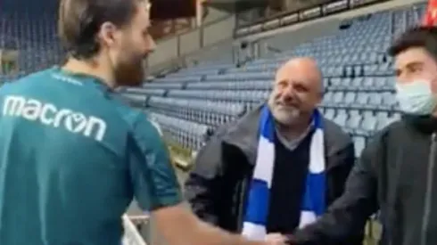 El delantero inglés de madre chilena protagonizó un diálogo con varias de nuestras más tradicionales palabras con dos hinchas nacionales en Inglaterra.