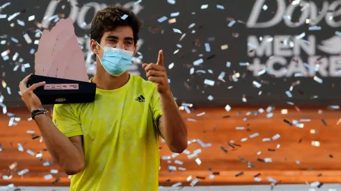 Cristian Garin posando con el trofeo del Chile Open