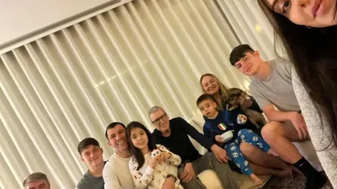 Gary Medel comparte fotografía con la familia de su esposa y junto a sus hijos.