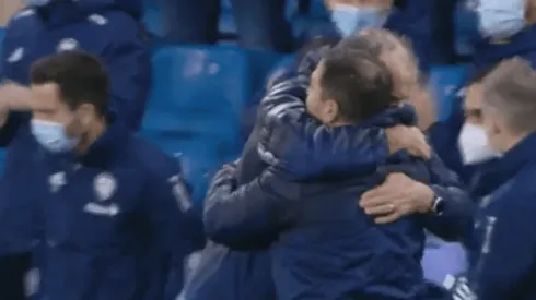 Marcelo Bielsa se fundió en un emotivo abrazo con uno de sus asistentes.