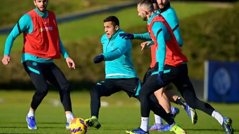 Danilo D'Ambrosio sigue a Alexis Sánchez en un entrenamiento del Inter de Milán para un nuevo desafío por la liga italiana