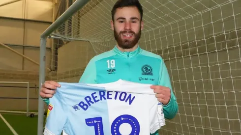 Ben Brereton hace dos años, firmando su contrato definitivo con el Blackburn Rovers