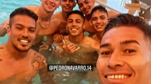 Los jugadores albos se tomaron un minuto de descanso en su ardua pretemporada y se fueron directo a la piscina para relajarse.