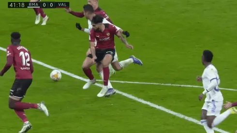 Casemiro recibió la falta que fue decretada como penal.