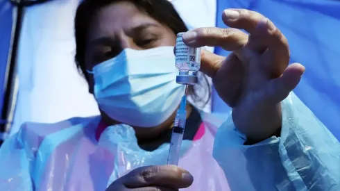 Cuándo deben vacunarse los adultos mayores con la segunda dosis de refuerzo