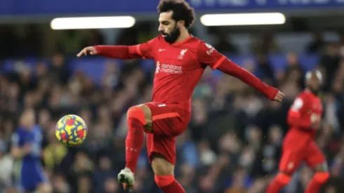 Salah le pasa la pelota a Liverpool para que defina su futuro