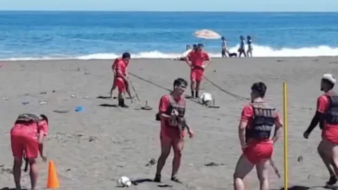 Los Diablos Rojos tuvieron una extenuante jornada de entrenamiento en la playa de Cobquecura y recibieron la visita de varios hinchas.