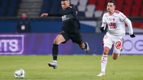 Las últimas informaciones apuntan que Mbappé vive sus últimos meses en el PSG, pero mientras tanto los ayuda para darles un último título antes de irse al Real Madrid.