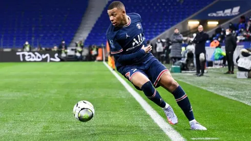 Desde el PSG se niegan a dejar que el delantero francés se vaya al Madrid como agente libre y le ofrecen un millonario contrato para una corta renovación.