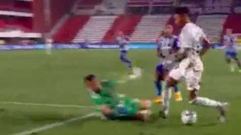 Galíndez fue a buscar el balón y Lucero cayó, generando el penal