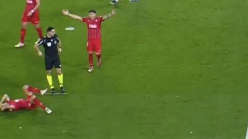 El objeto cayó desde las gradas.