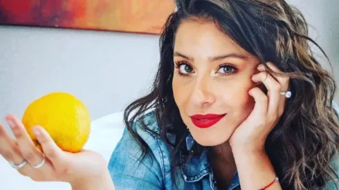 María José Quintanilla y una naranja.