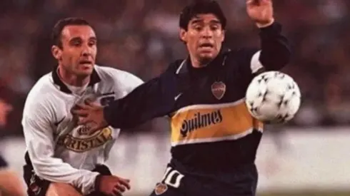 Maradona disputa una pelota con Espina en el Monumental