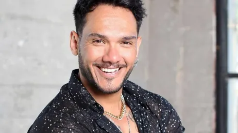 Iván Cabrera en las fotos promocionales iniciales de Aquí se Baila, de Canal 13.