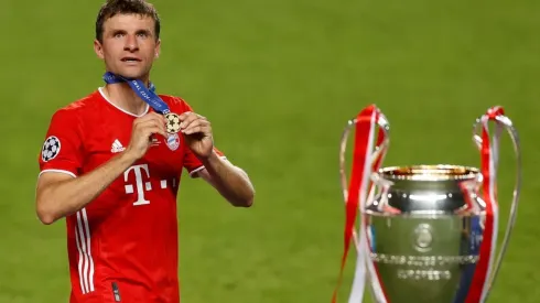 Müller con el trofeo de la Champions League 2020