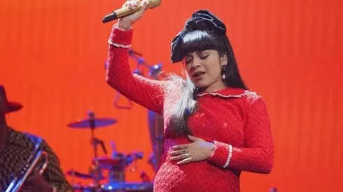 Mon Laferte actuando en medio de su embarazo.