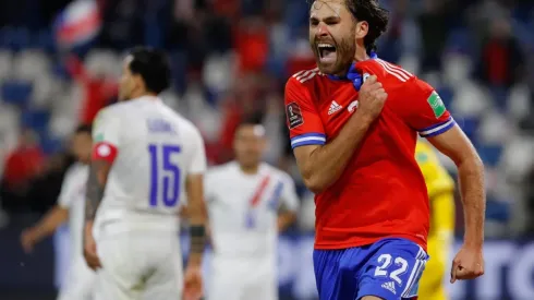 "Big Ben" se ha ganado el amor de los hinchas con sus goles con La Roja y ahora por sus acciones fuera de la cancha.