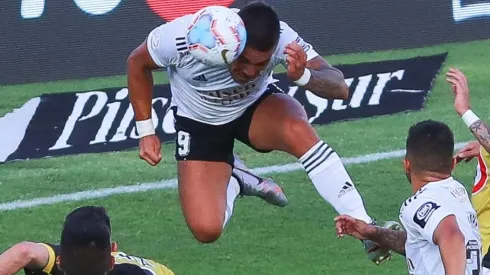 Guarello le presta toda la ropa a Javier Parraguez con emotivas palabras en el adiós del Búfalo en Colo Colo.