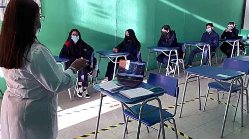 Alumnos deberán asistir a clases cumpliendo los protocolos sanitarios determinados por el MINSAL.