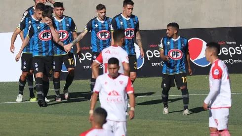 Huachipato dio el primer golpe y celebro como visita.
