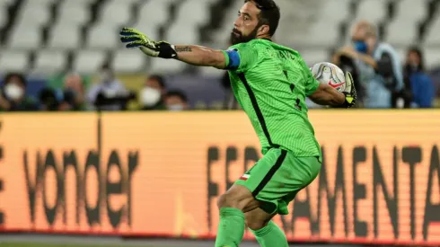 Claudio Bravo llamó a descentralizar a la Roja tras las eliminatorias