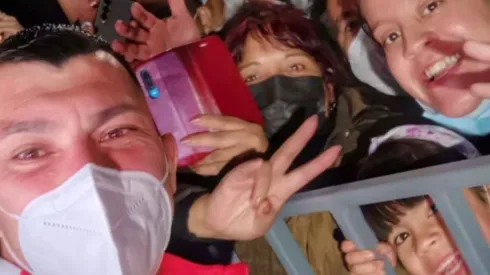 ¡Selfie! Esta fanática compartió con Redgol su registro fotográfico con Gary Medel, en la llegada de la selección chilena a Calama con miras a las Eliminatorias Qatar 2022
