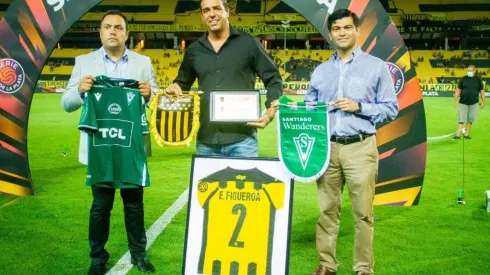 Directivos de ambos equipos rindieron homenaje a Elías Figueroa.