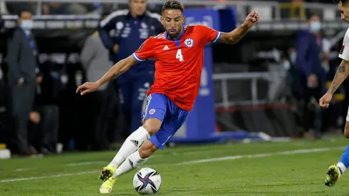 Mauricio Isla dio negativo, pero todavía no se sabe si podrá estar ante Argentina