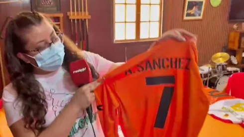 La espectacular colección de camisetas de Alexis Sánchez y Charles Aránguiz que posee la Familia Astorga