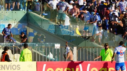 La Supercopa estuvo media hora suspendida por el enfrentamiento entre hinchas de Colo Colo y Universidad Católica en tribunas