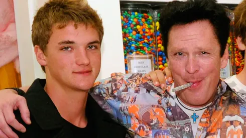 Hudson Madsen junto a su padre Michael Madsen.