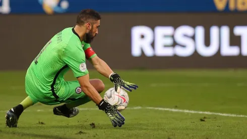 Claudio Bravo es uno de los chilenos que pueden perderse el duelo en La Paz si recibe amarilla