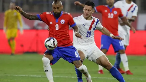 Arturo Vidal sigue de cerca el choque de Chile con Argentina