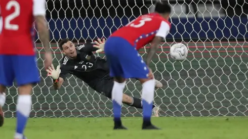 Dibu Martínez llegó agrandado a Chile y terminó borrando sus mensajes