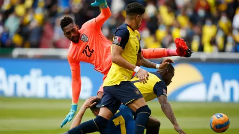 El momento del impacto del arquero de Ecuador