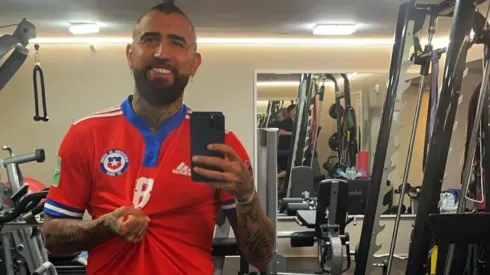 Arturo Vidal luce la camiseta de la selección chilena desde Italia para apoyar a sus compañeros.