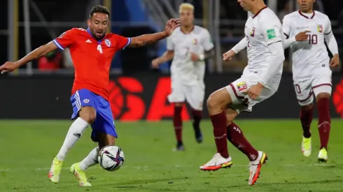 Mauricio Isla llegó a Calama y es opción en la Roja para enfrentar a Argentina
